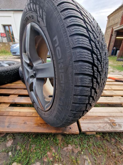 Felgi aluminiowe 17" 5x120 z oponami Nokian 215/60 R17