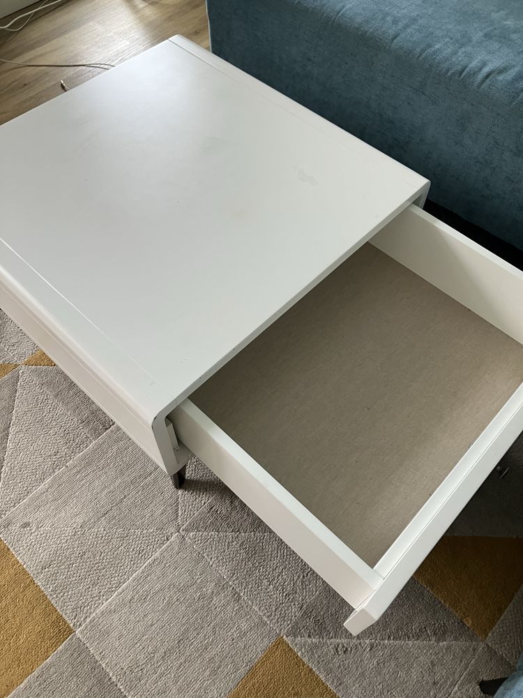 Mesa de apoio com arrumação