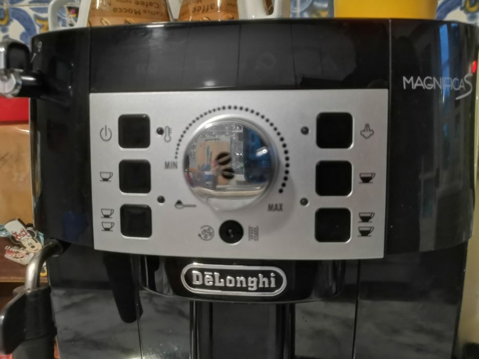 Máquina de café com moedor Delongui Magnífica S como nova com caixa