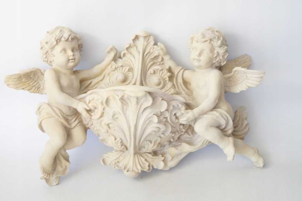 Duża rzeźbiona konsolka kropielnica amory putto
