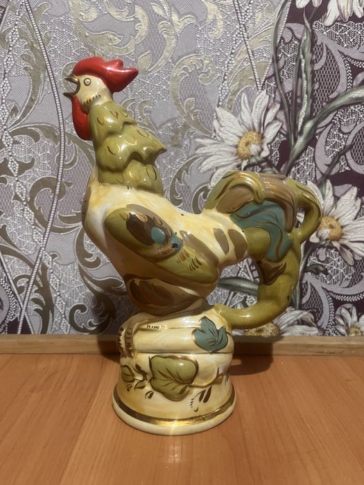 Статуэтка и керамическая петушок и заварники с сахарницами