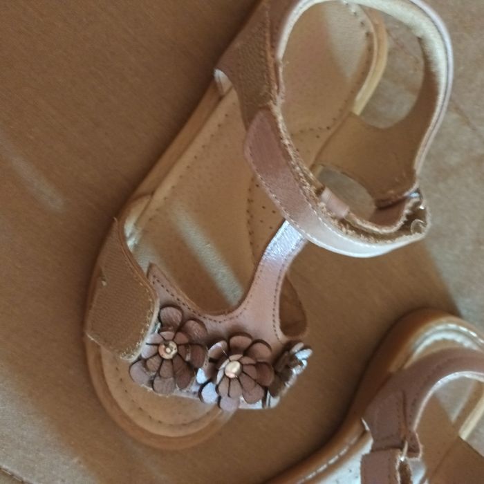 Sandália menina com ajuste