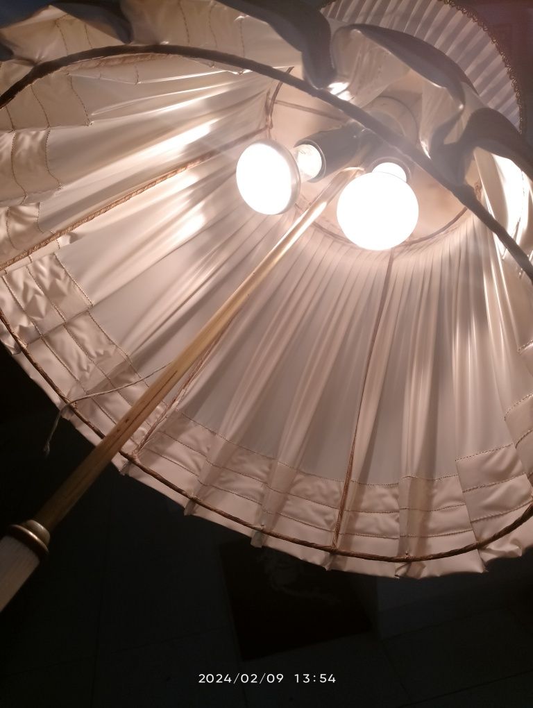 Lampa podłogowa z abazurem
