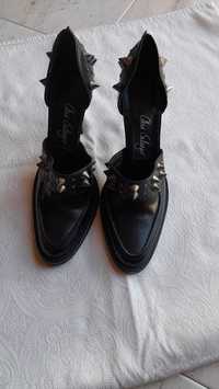Sapatos pretos com tachas prateadas, salto alto, tam.41