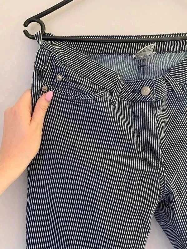 Śliczne jeansy w paski, kolor granatowy, rozmiar S, idealne na wiosnę