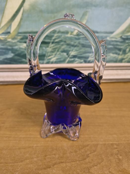 Szklany koszyczek dekoracyjny – ręcznie formowane szkło, kobaltowy