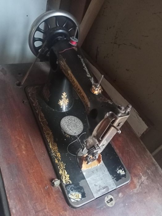 Продам швейную машину SINGER.
