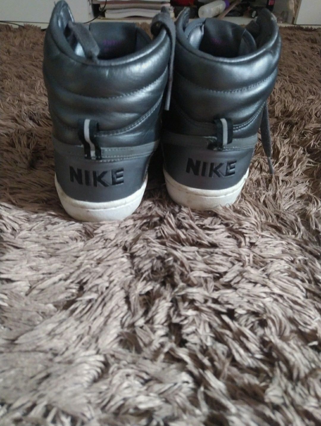 Buty marki Nike koloru szarego