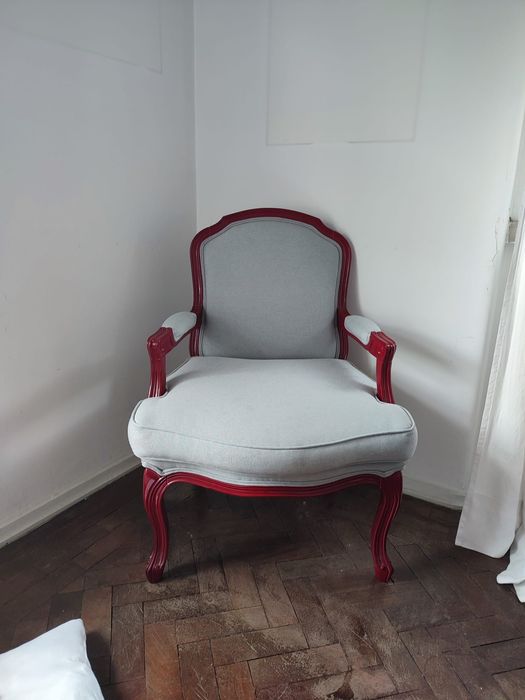 Um par de cadeiras estofadas