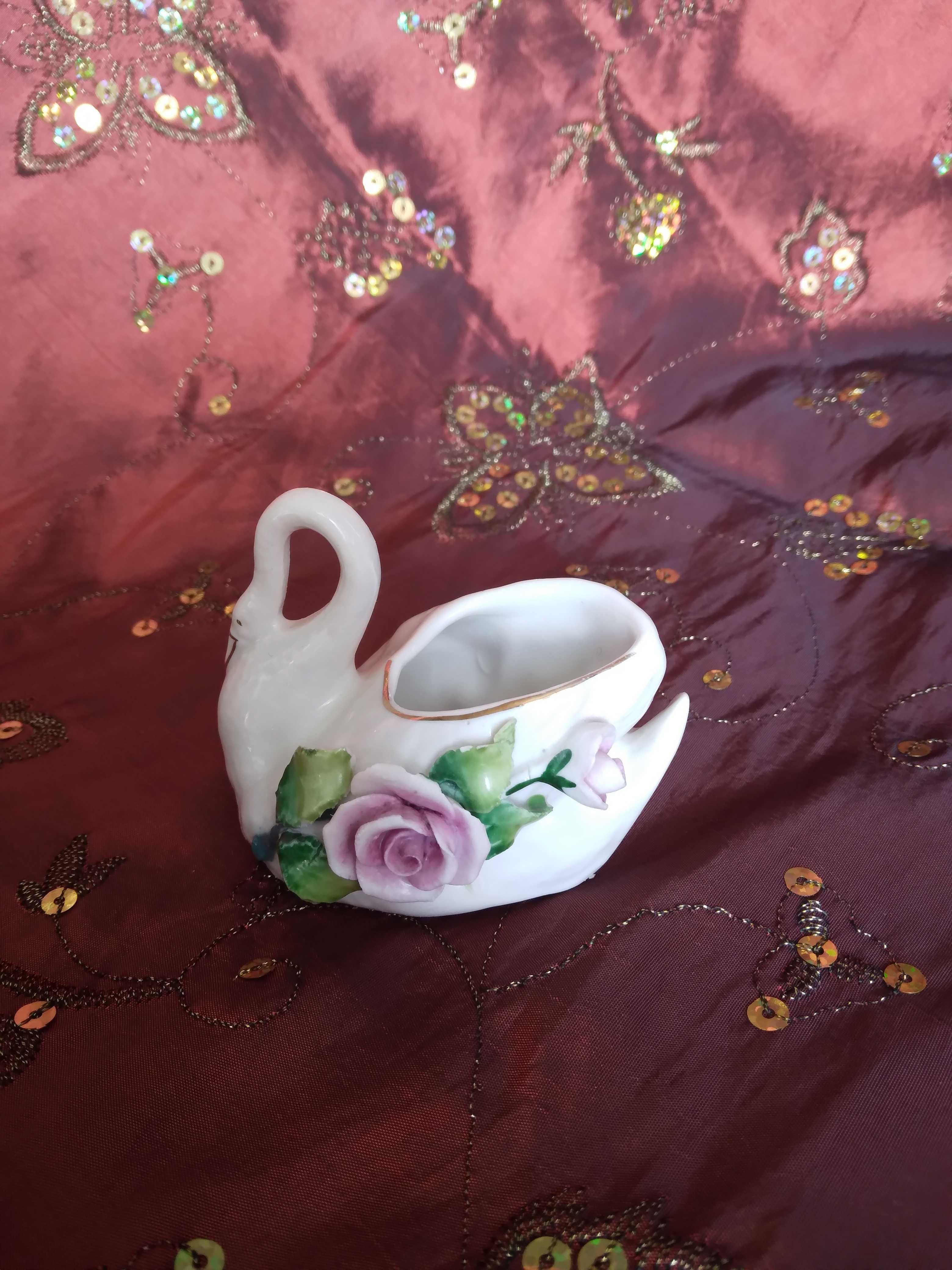 Zabytkowy mały wazon porcelanowy