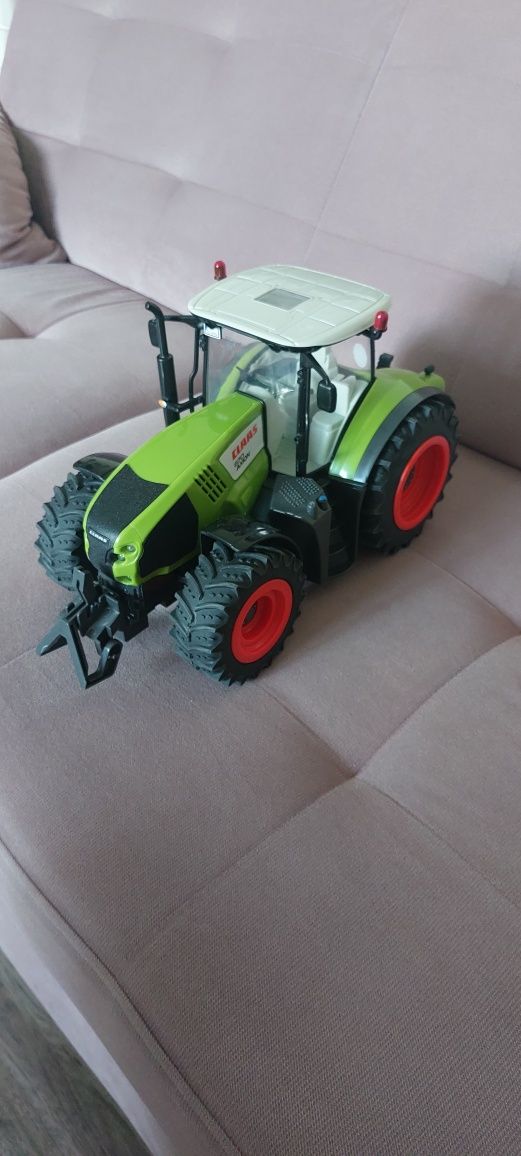 Traktor zdalnie sterowany Claas Axion 870 1:16