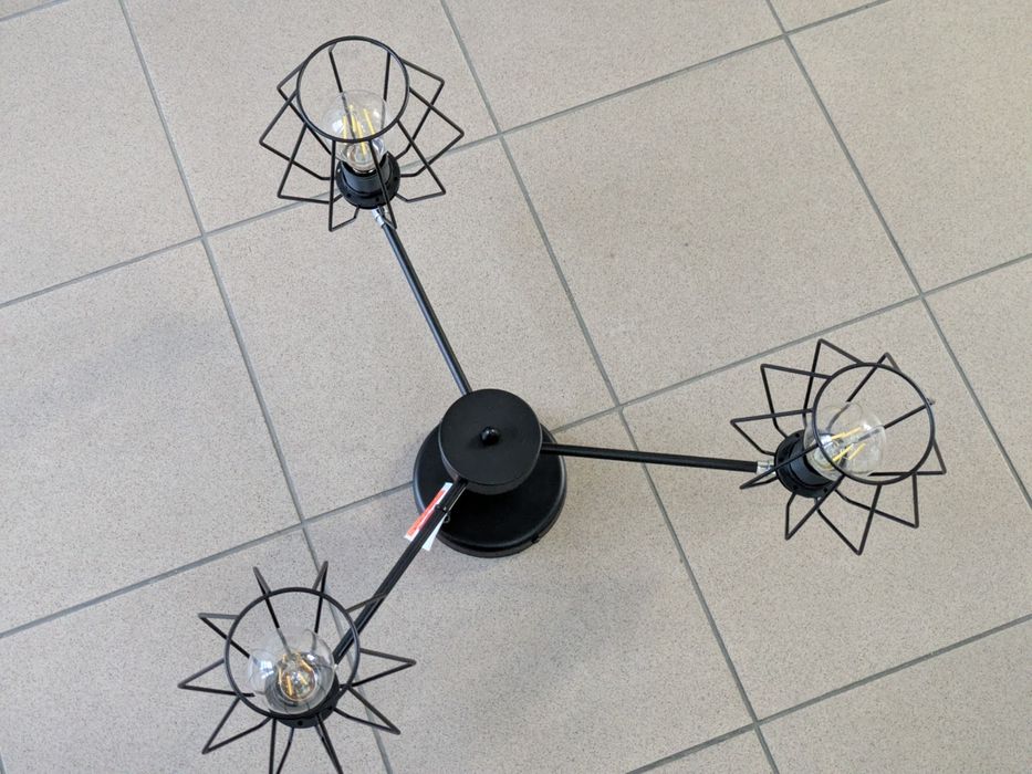 Lampa sufitowa trzy punktowa.