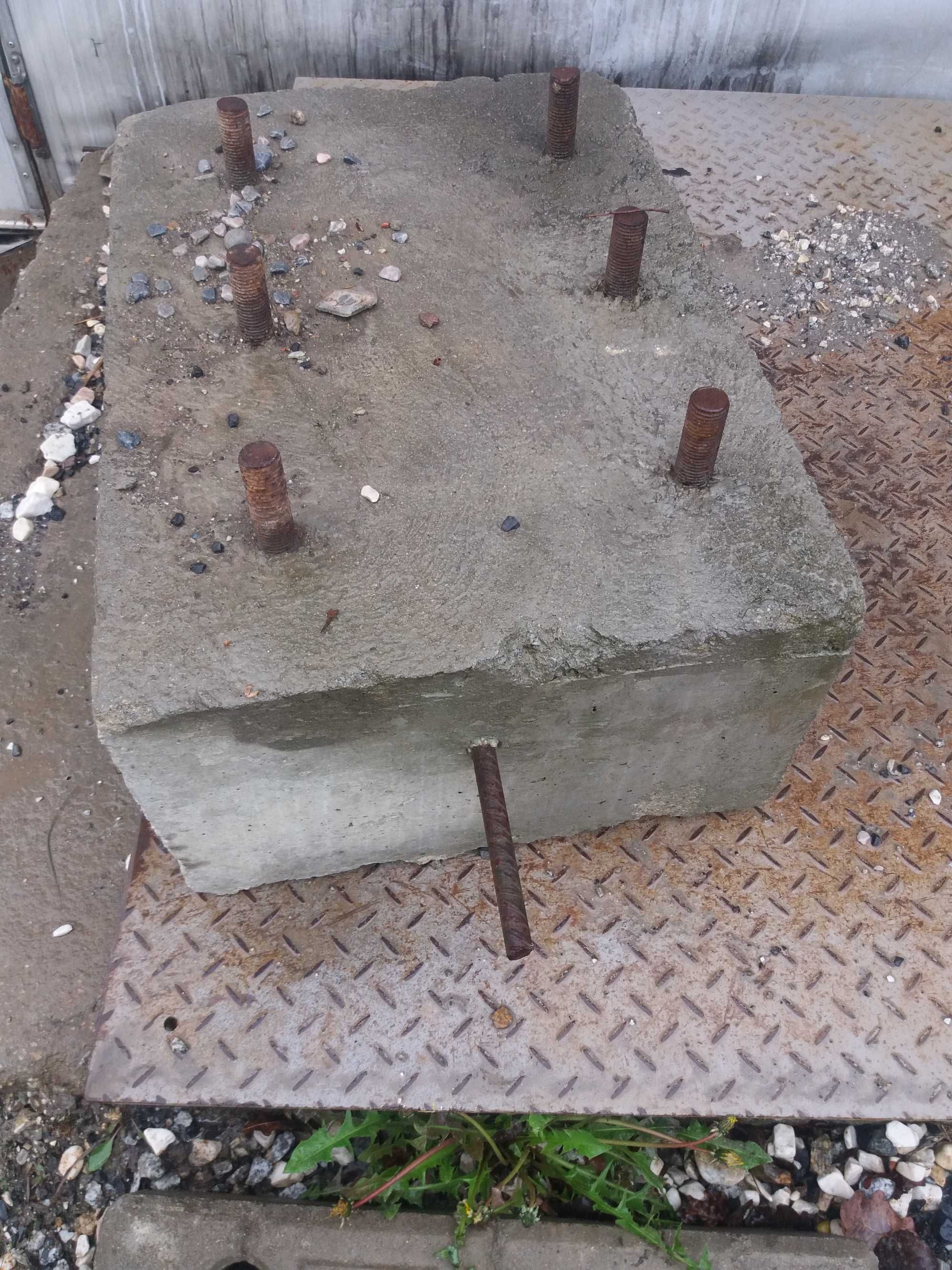 Płyty bloki betonowe podpory słupki  słupy  pod hale