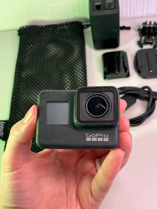 Екшн-камера GoPro Hero 7 Black із зарядною станцією.