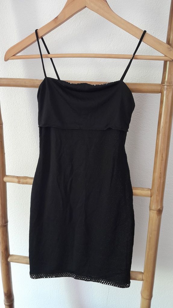 Vestido de festa com lantejoulas prateadas, de alças