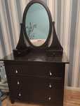 Ciemna komoda Hemnes z lustrem