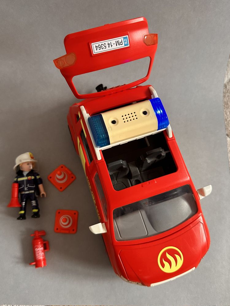 Samochód komendanta straży pożarnej Playmobil ze światłami i dźwiękiem