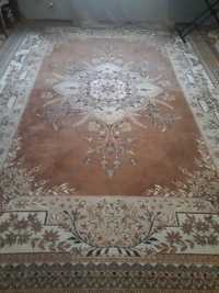 коричневий килим