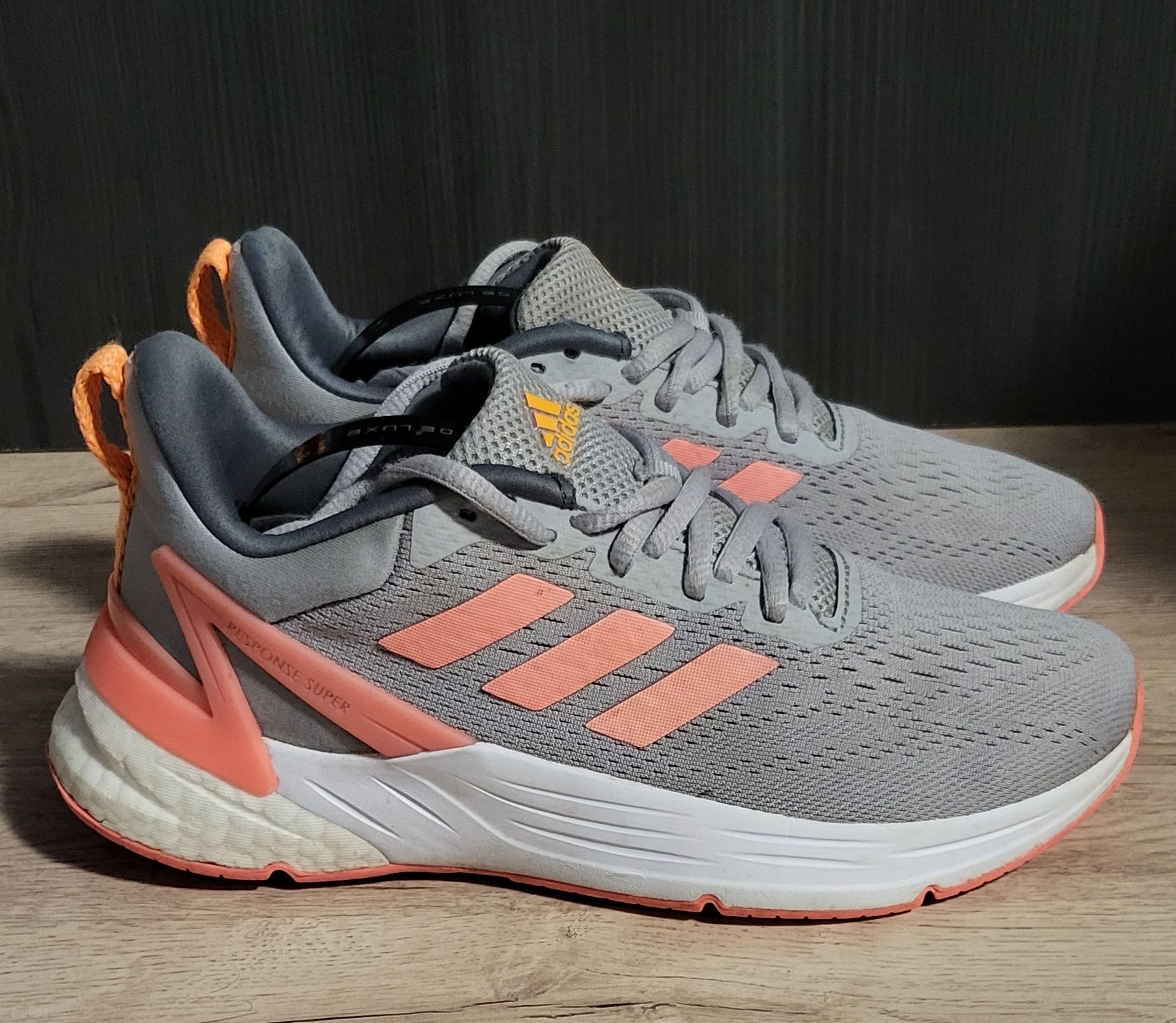 Жіночі кросівки Adidas  RESPONSE ,35 р