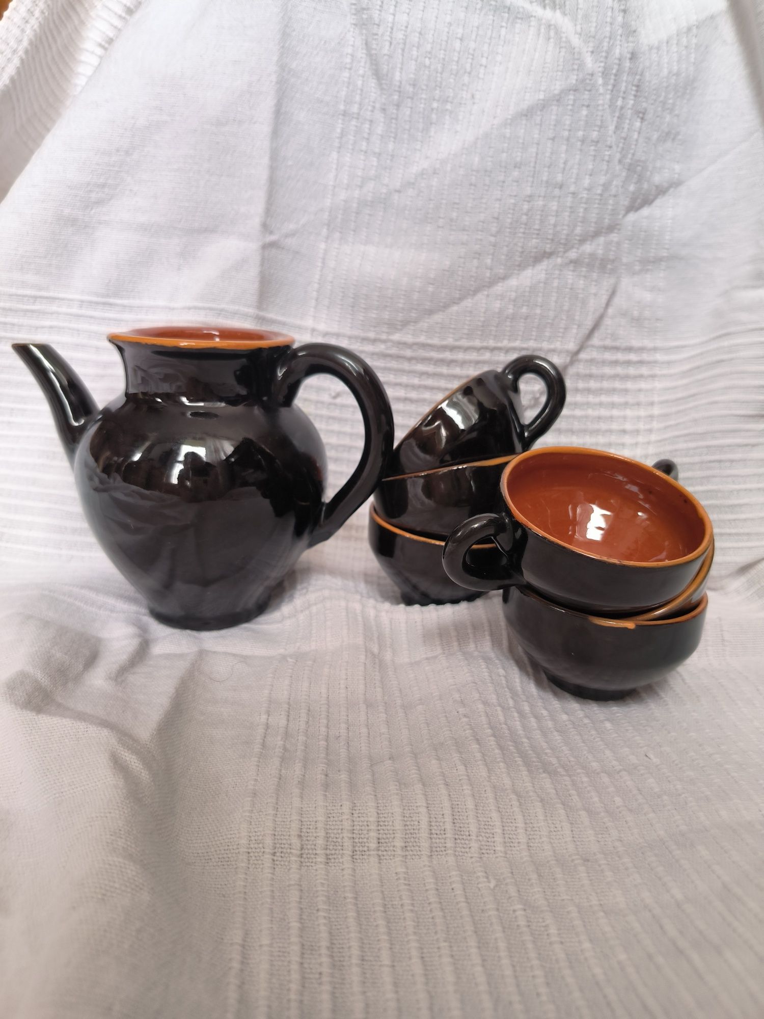 Gliniane ceramiczne filiżanki i dzbanek vintage