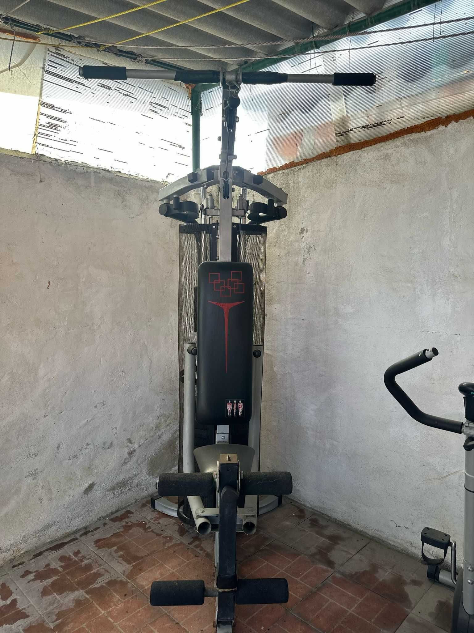 Máquina de pesos 5 em 1.