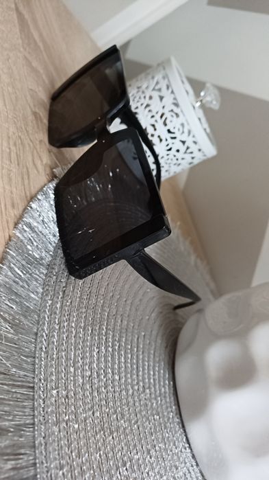 Modne duże czarne okulary