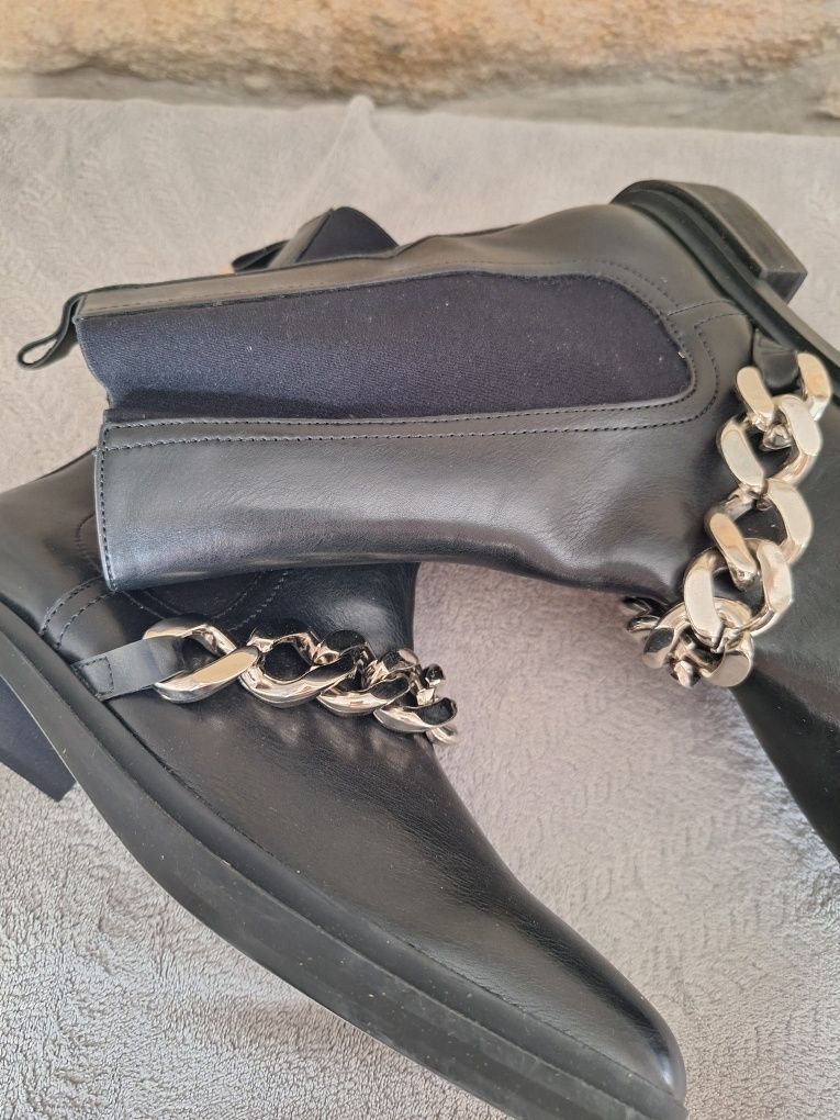 botas pretas com corrente