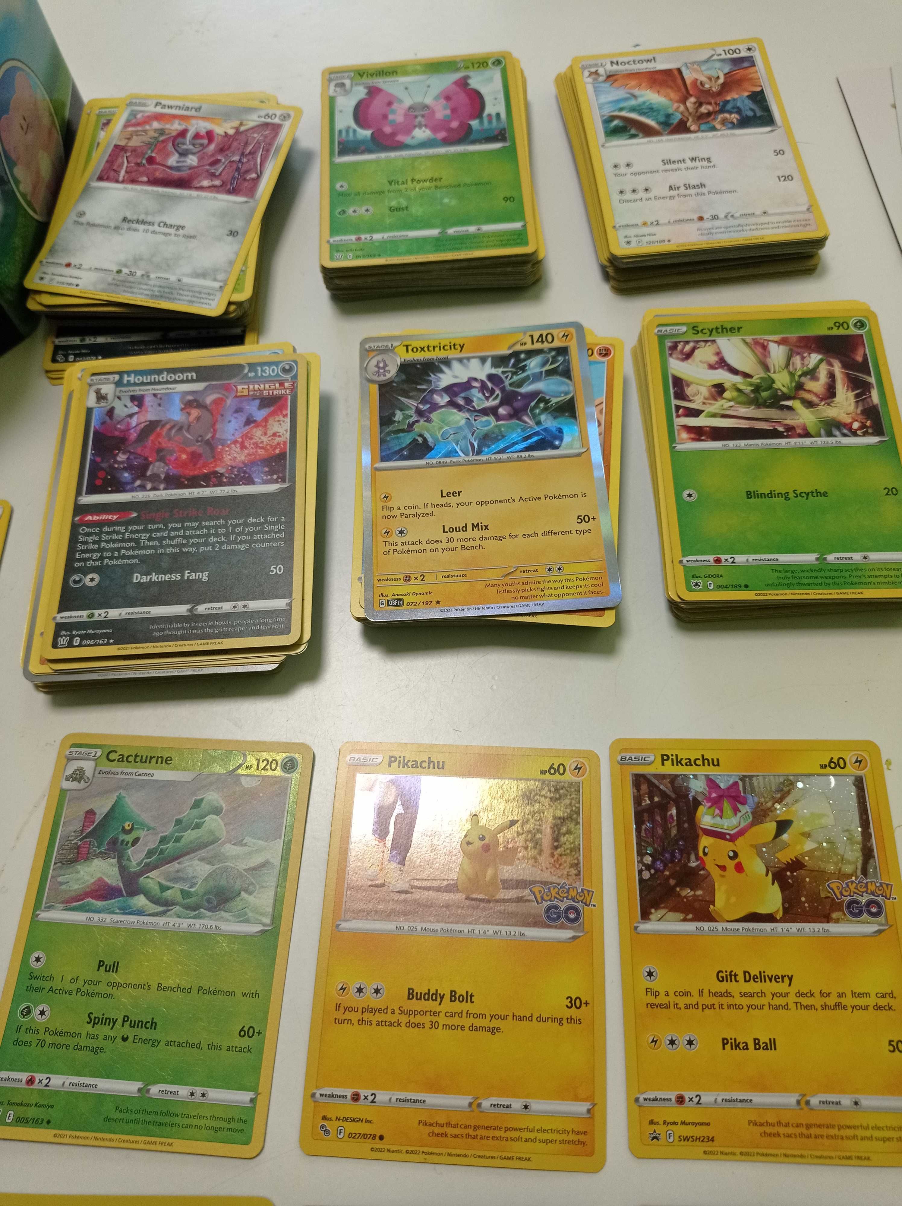 Karty Pokemon 300szt. w tym kilka kolekcjonerskich i pudełko pokemon