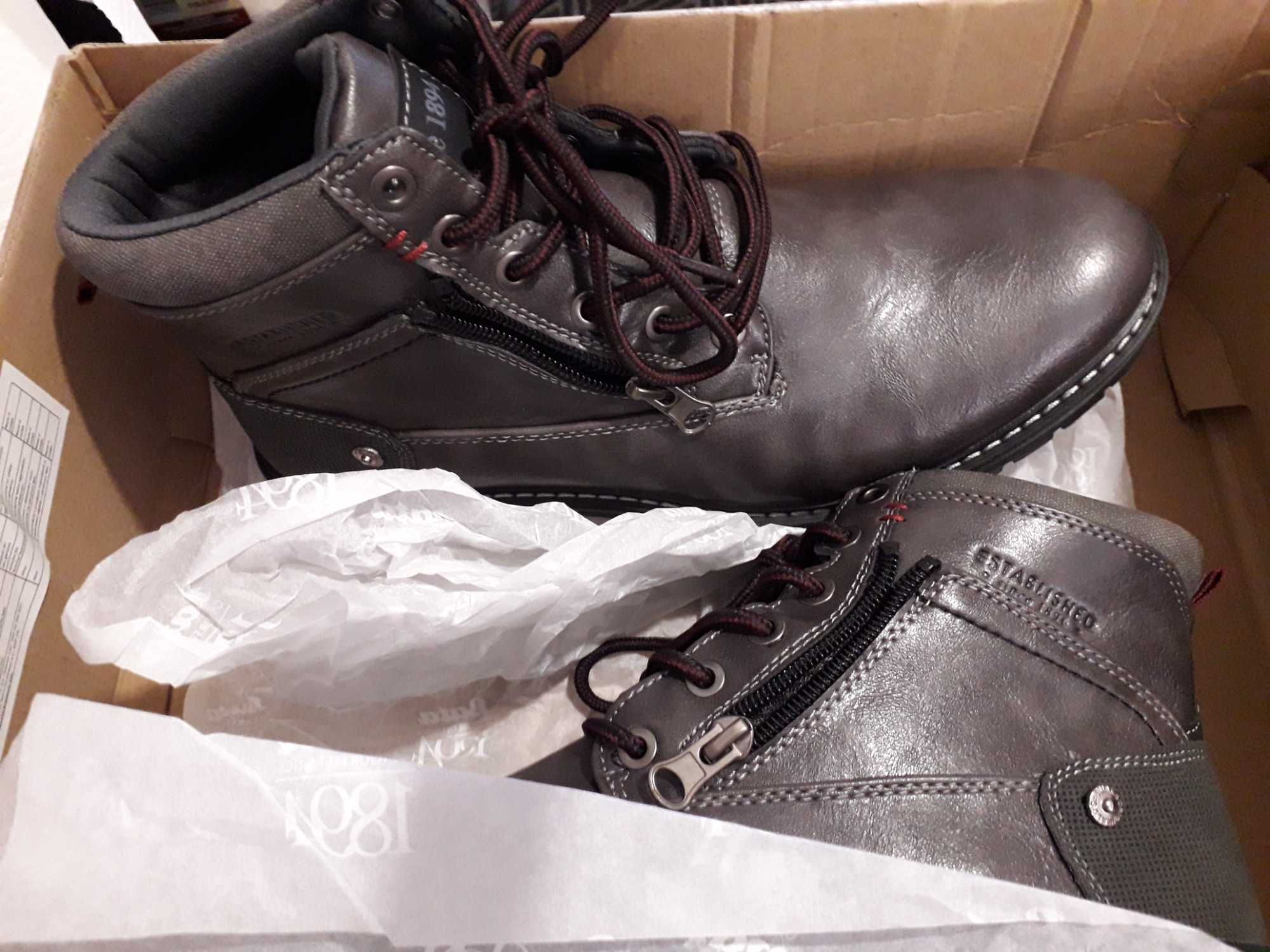 Botas (Botins). Marca BATA. Novas na caixa. Nunca usadas. Nº40 (Homem)