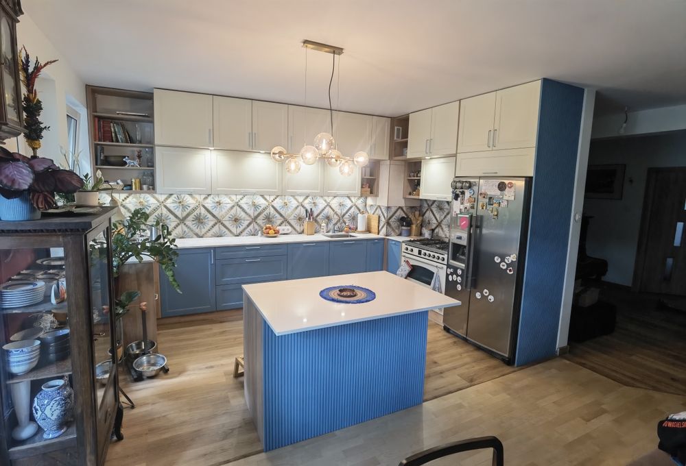 Kuchnie, szafy, szafy ze skosem, meble pokojowe.