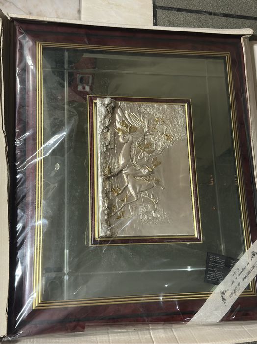 Moldura com espelho e desenhos feitos em prata