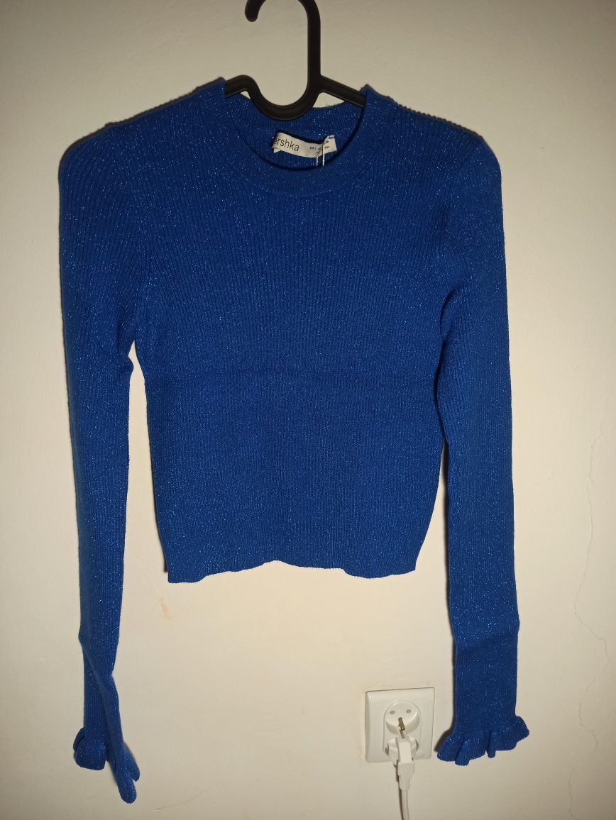 Niebieski błyszczący sweterek Bershka L