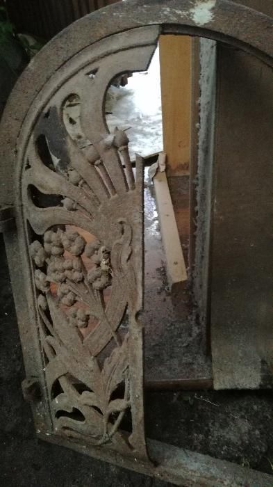 framuga ozdobna ponad 100 letnia żeliwna-wys.61cm,szer41cm.