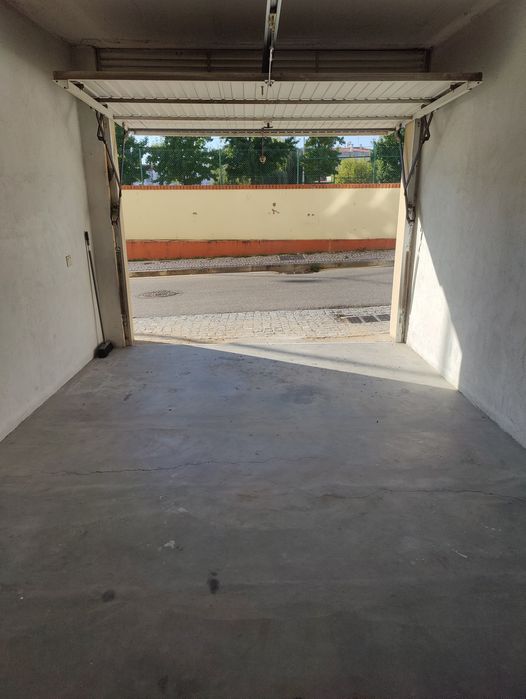 Aluga-se Garagem
