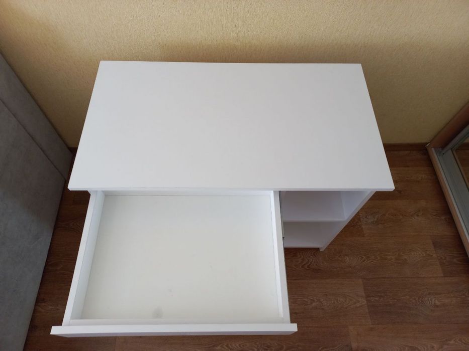 Письмовий стіл білий