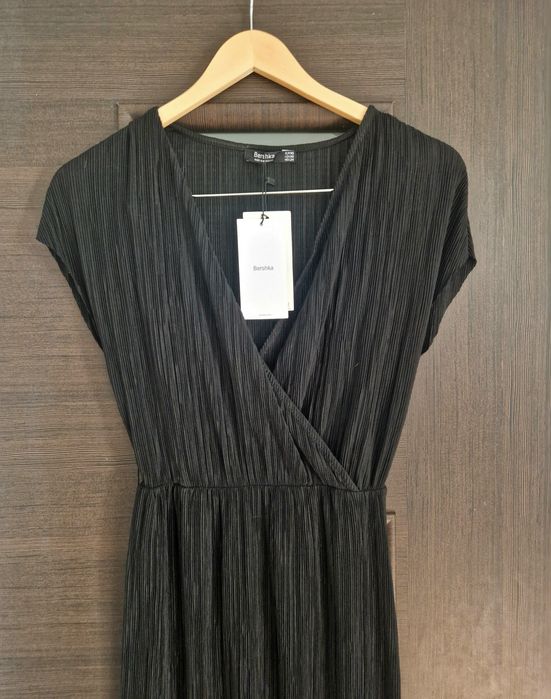 Czarna sukienka midi Bershka XS 34 kobieca seksowna zmysłowa  modna