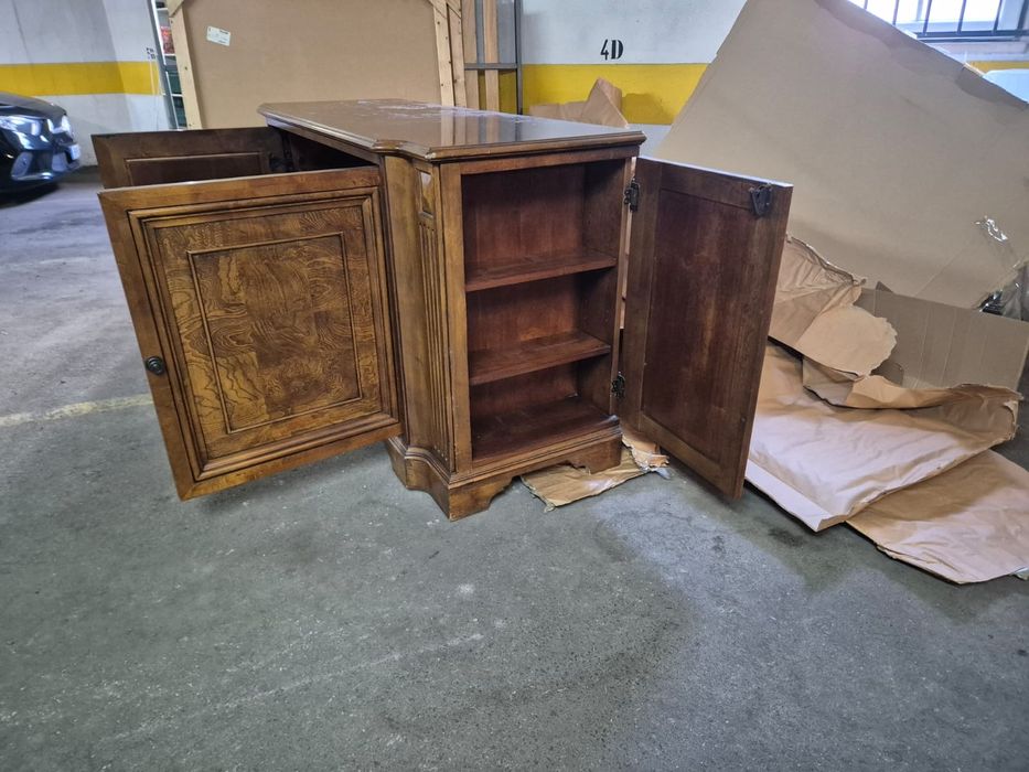 Estante em madeira rosa