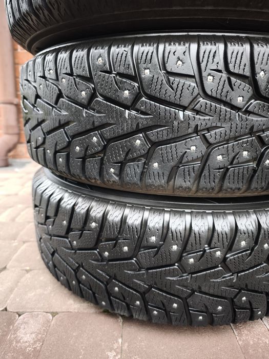 Зимові шиповані шини 215/60/R17 Yokohama