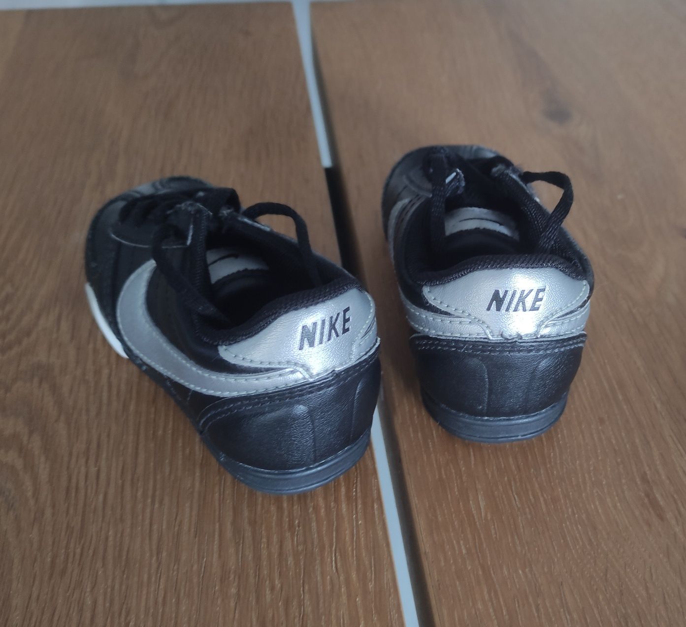 Czarne buty dziecięce Nike rozmiar 19,5