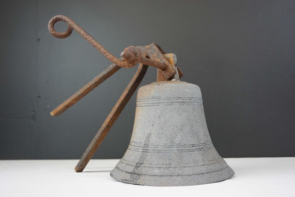 Zabytkowy żeliwny dzwon dzwonek ścienny klasztor szkoła