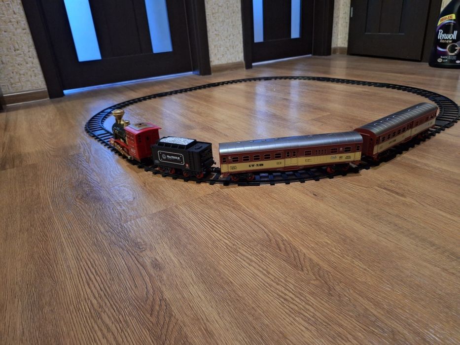 Іграшковий потяг з вагонами,  іграшкова залізниця