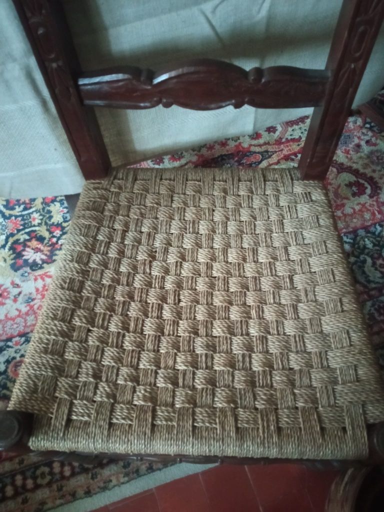 Cadeiras de sala - madeira maciça, estilo antigo.