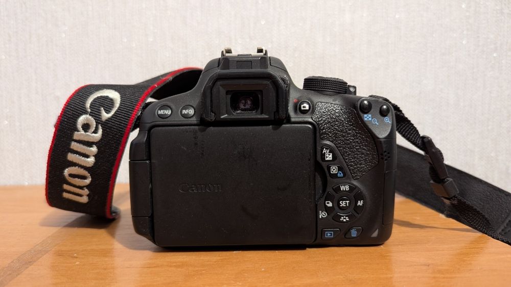 Дзеркальна фотокамера Canon EOS 700D