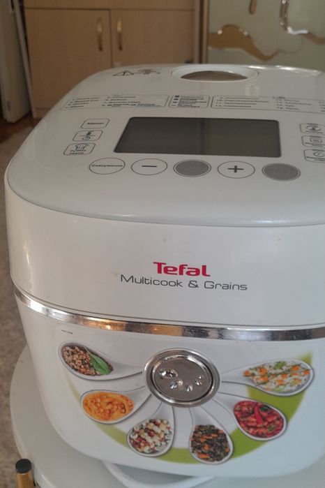 Мультиварка практично нова.