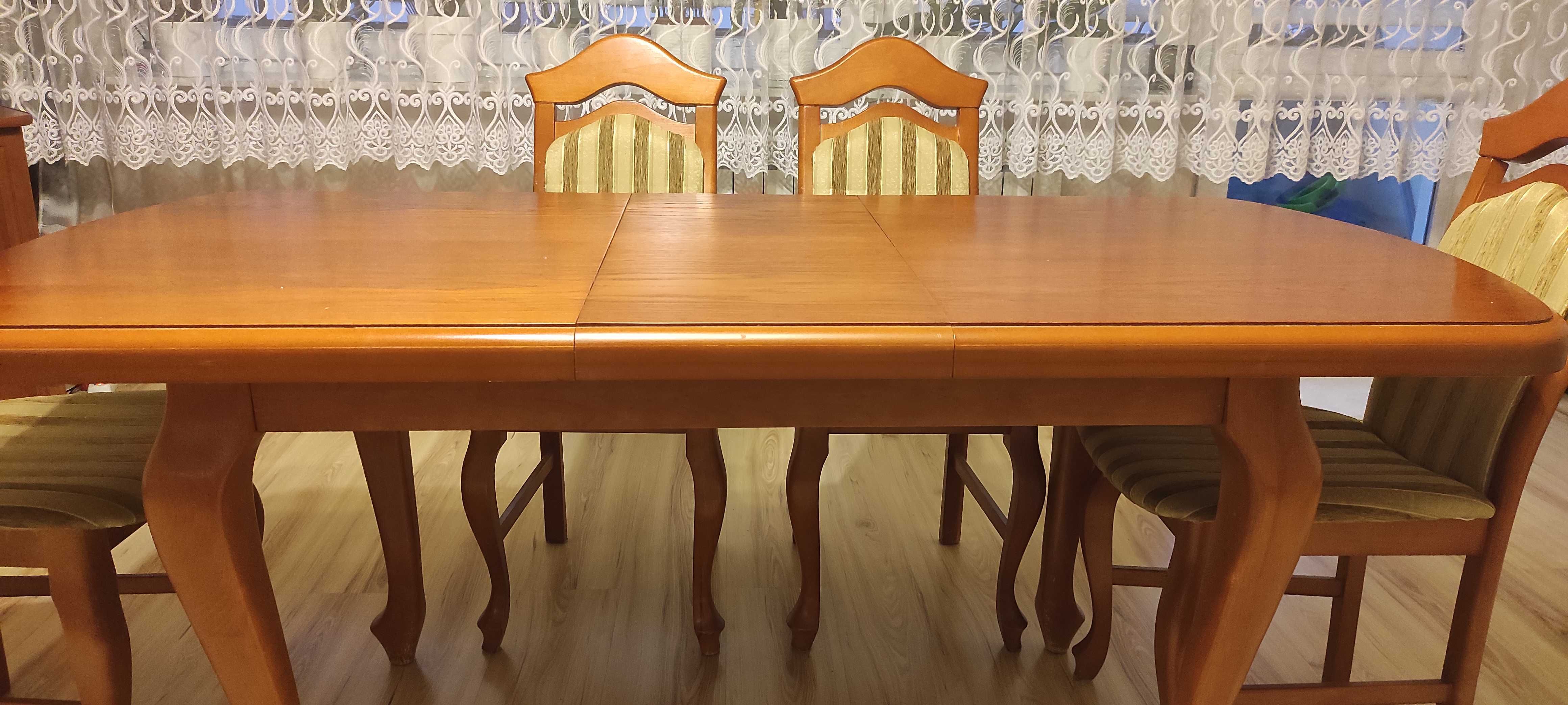 stół z krzesłami do salonu