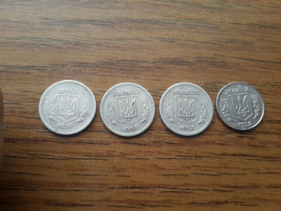 Продам монеты 1 коп. 1992 года и три штуки 2 коп. 1993 года
