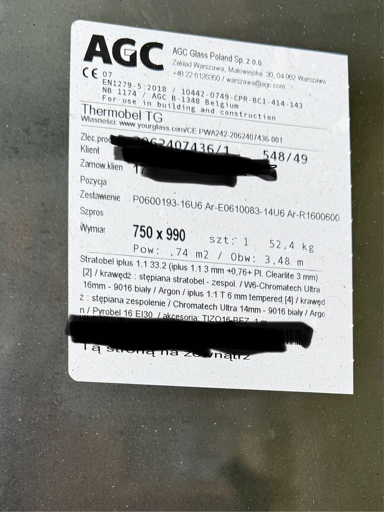 Nowe, aluminiowe okno przeciwpożarowe (złocisty dąb, białe)