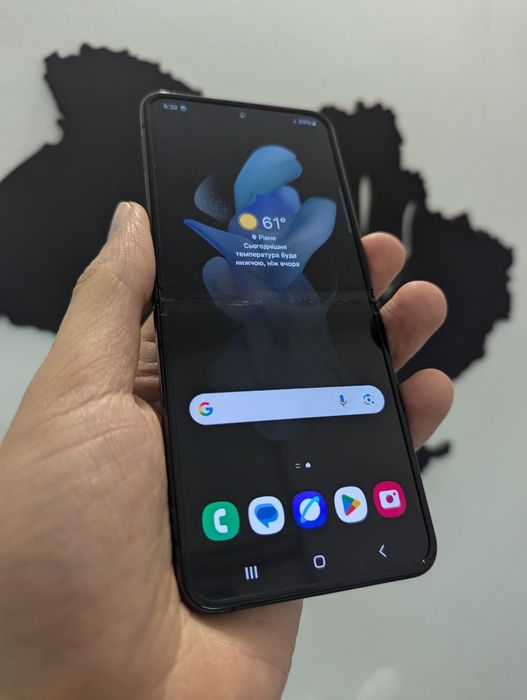 Samsung flip 4 128gb. Чорного кольору