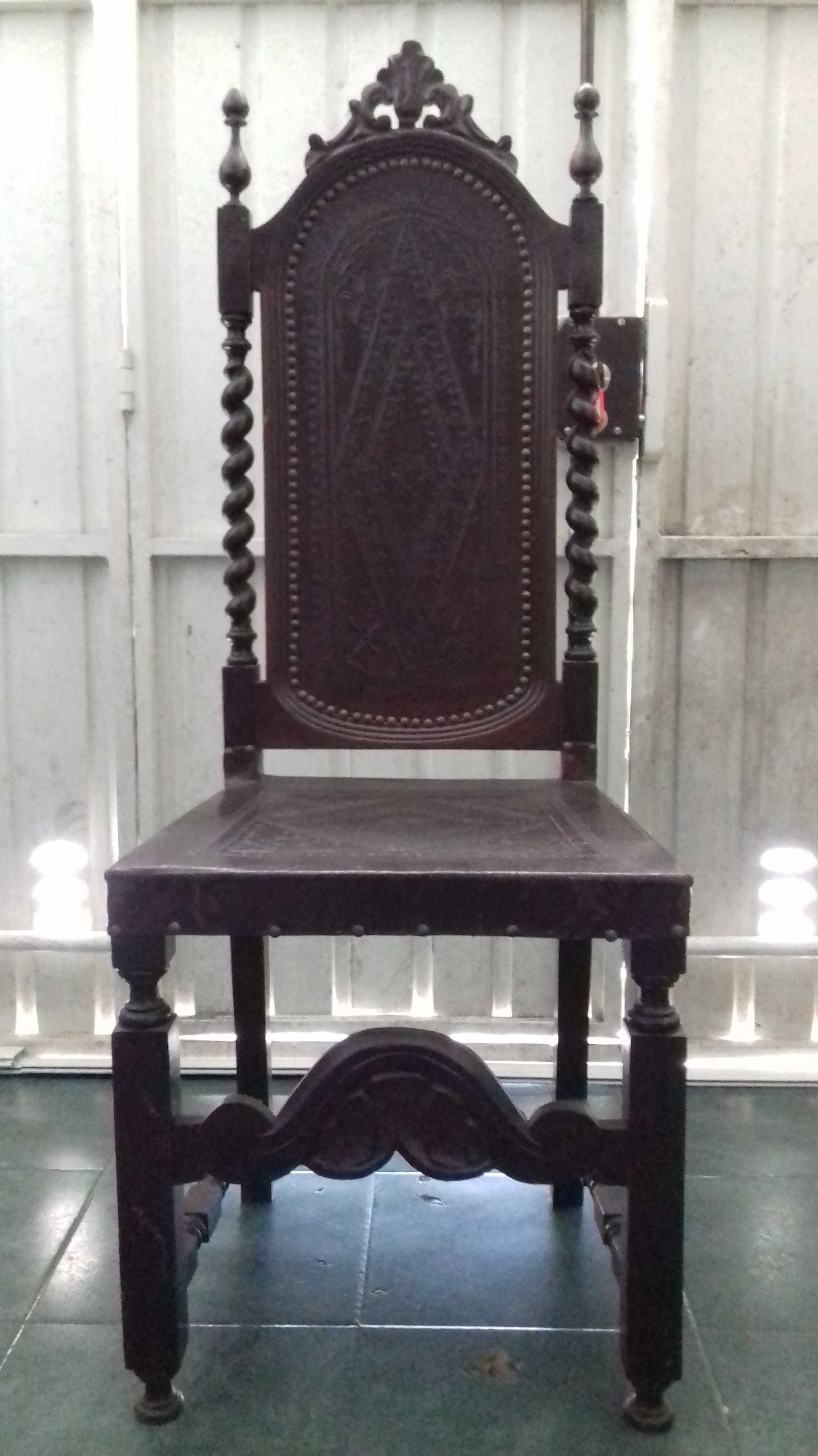 8 cadeiras em madeira e couro gravado