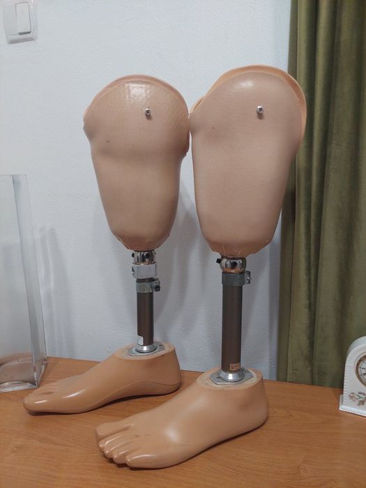 Протезы правой и левой ноги новые